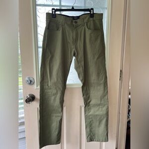 Across the Pond Men’s 34x30 army green zip up signature line chinos.